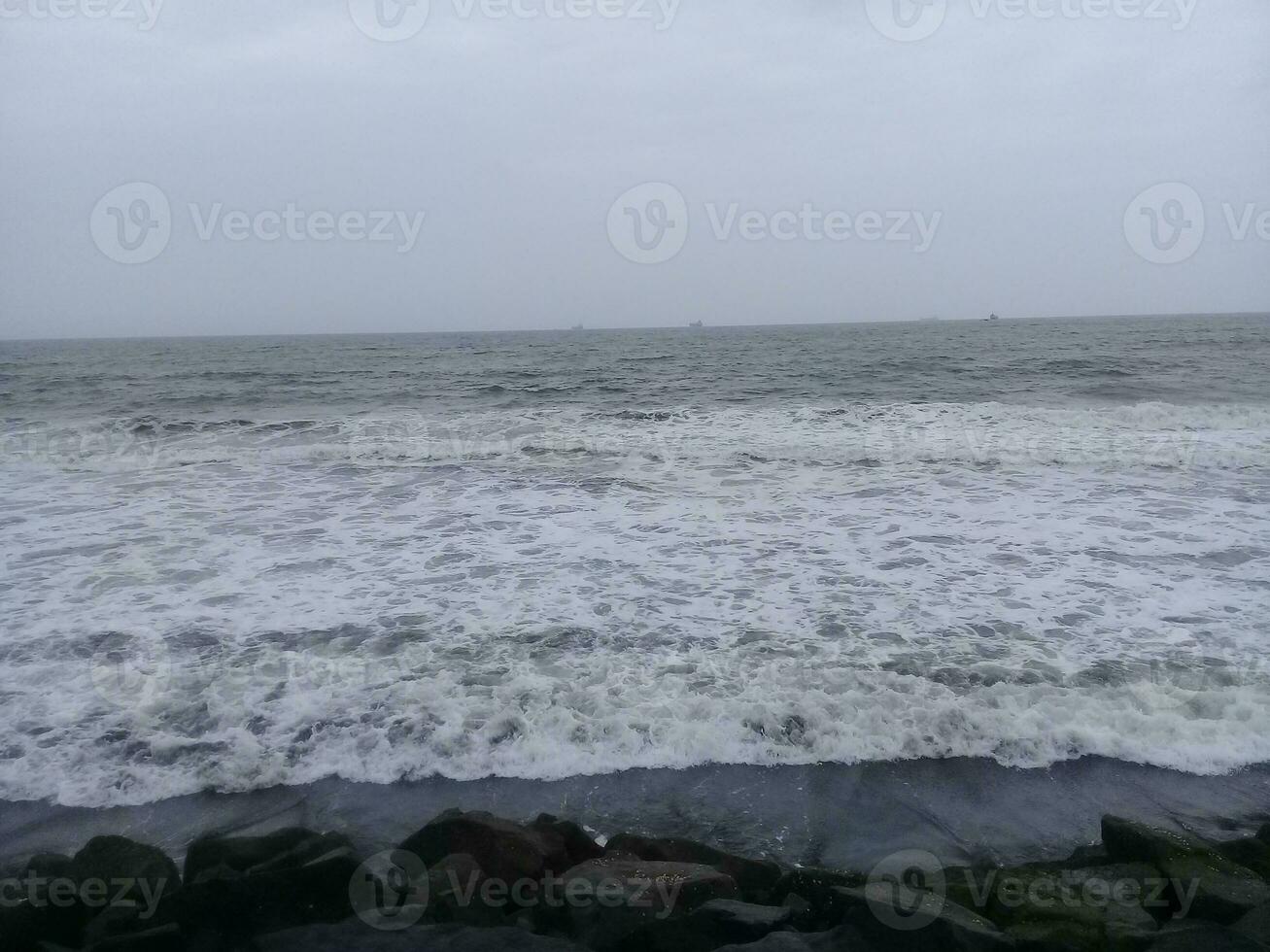 visie van de golven en rotsen Aan de strand foto