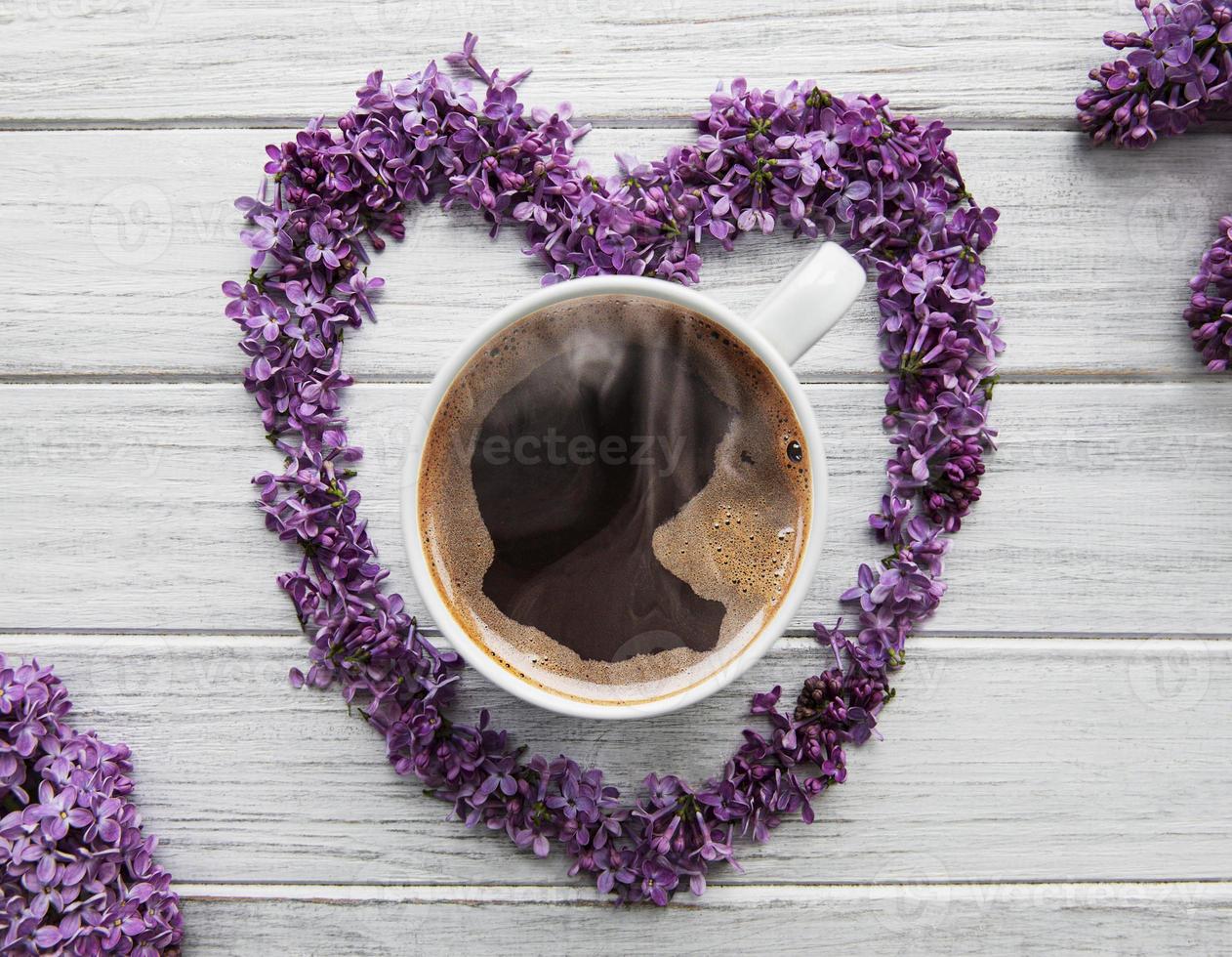 lila bloemen en kopje koffie foto