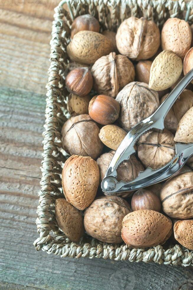 assortiment van noten in de mand foto