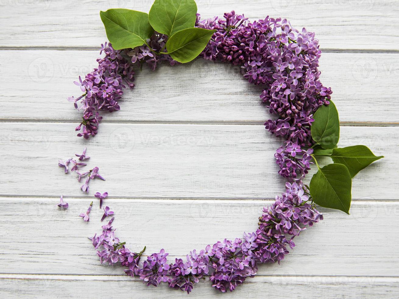 frame van takken en bloemen van lila in de vorm van een cirkel foto