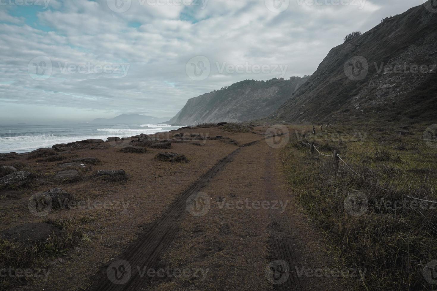 strandlandschap in de kust in bilbao spanje foto