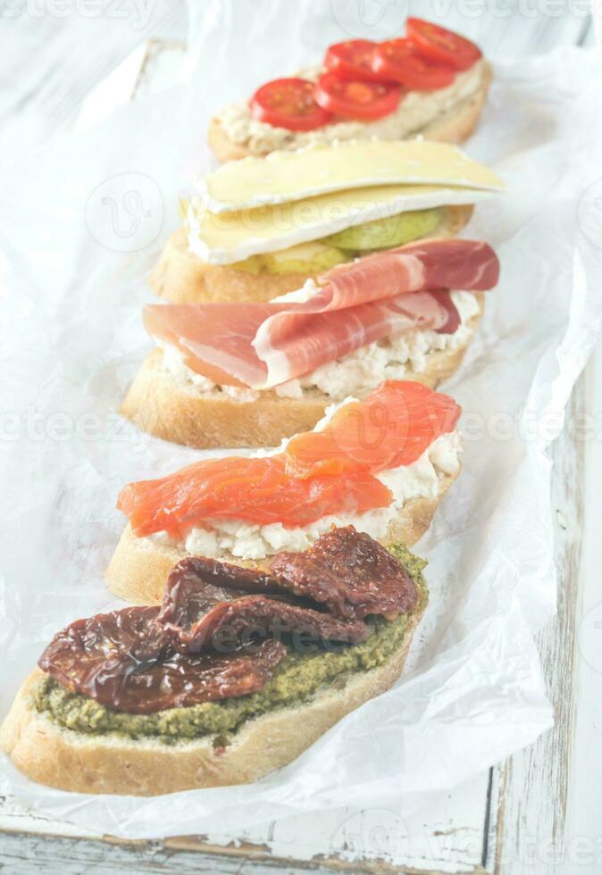 crostini met verschillend toppings foto