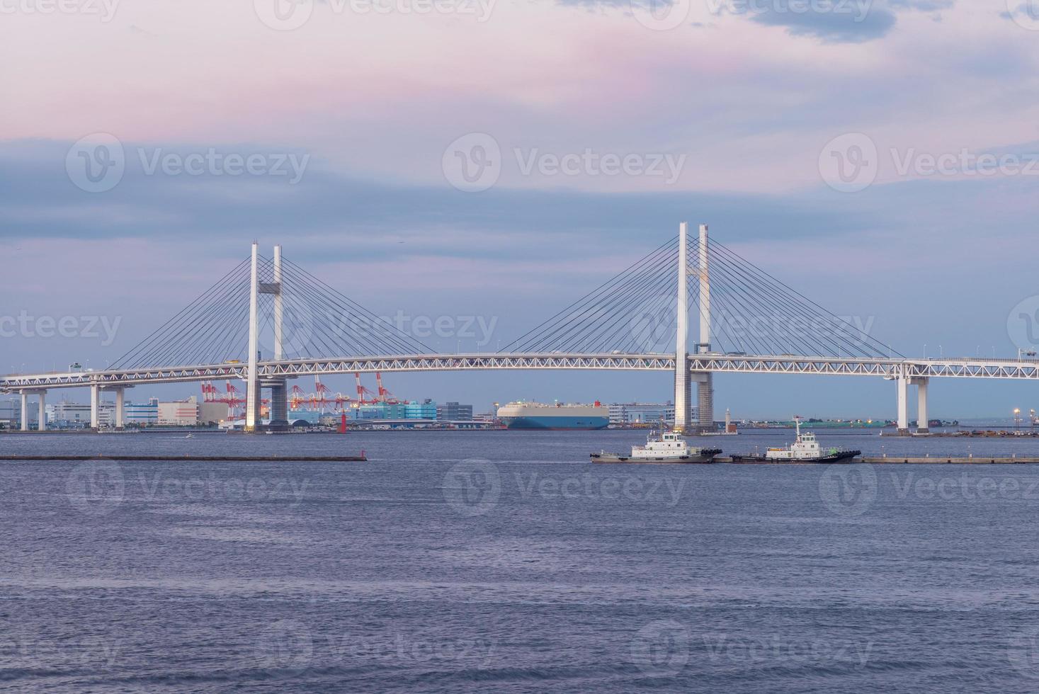 Yokohama Bay Bridge in Japan in de schemering foto