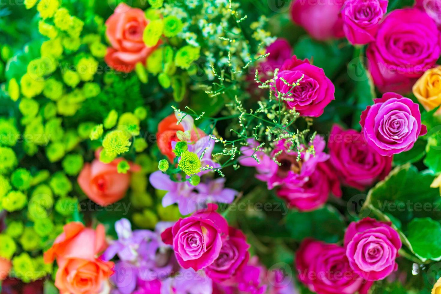 gemengde multi gekleurde rozen in bloemendecor, kleurrijke bruiloft bloemen achtergrond foto