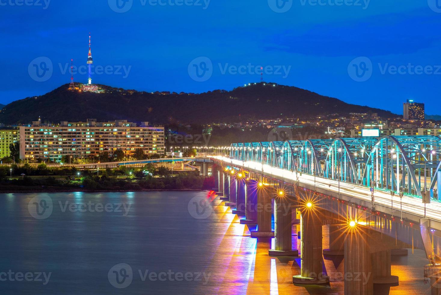 nacht uitzicht op seoul door han rivier in zuid-korea foto