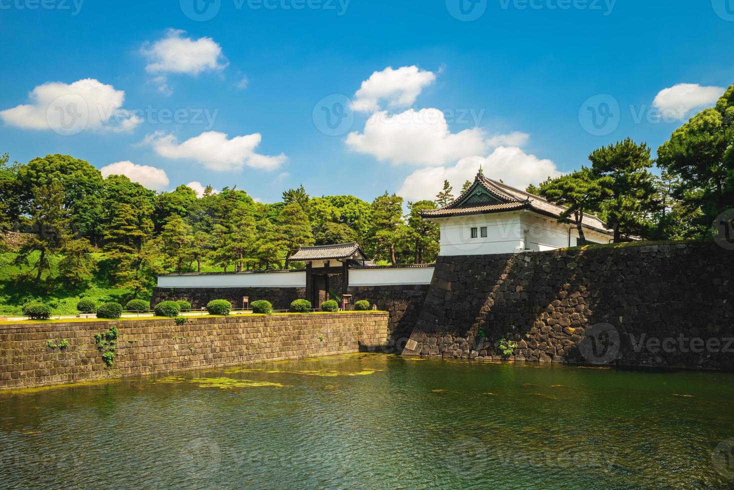 kikyomon poort van het keizerlijk paleis van tokyo in japan foto