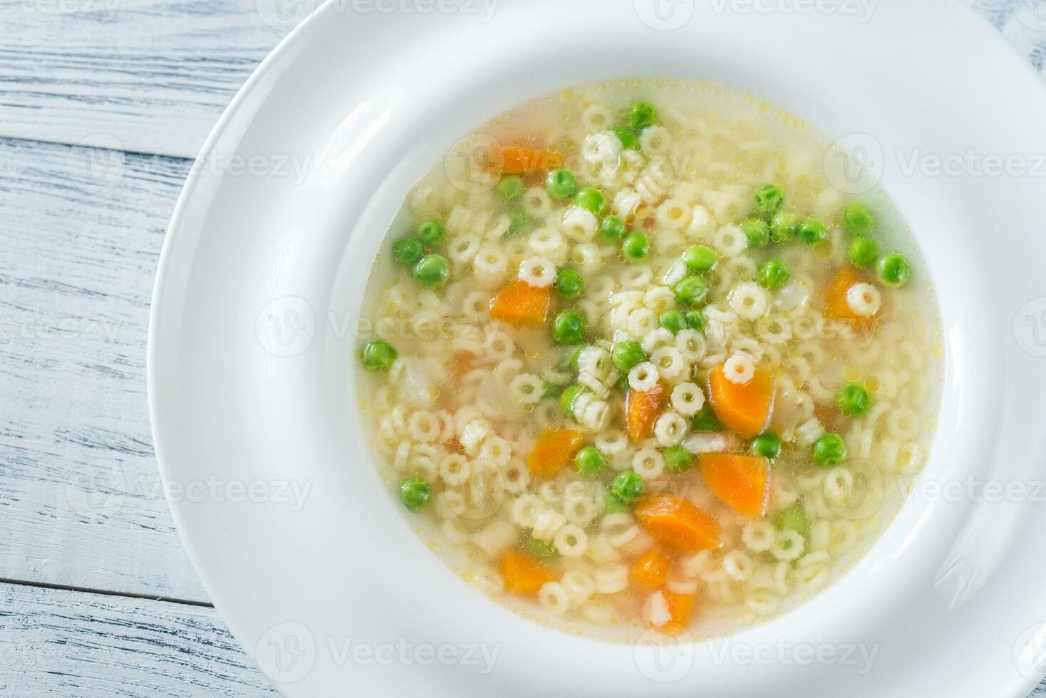 Italiaans kip pasta soep met Parmezaanse kaas foto