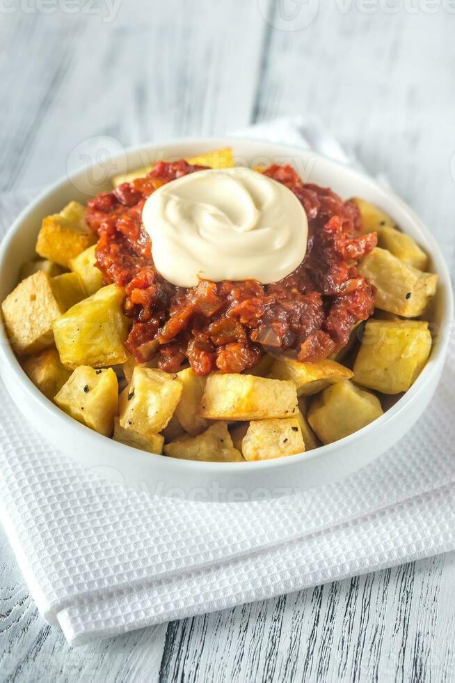 deel van patatas bravas met sauzen foto