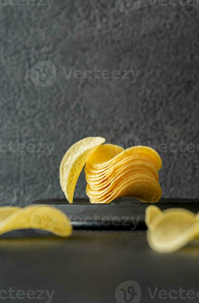 aardappel chips Aan de bord foto