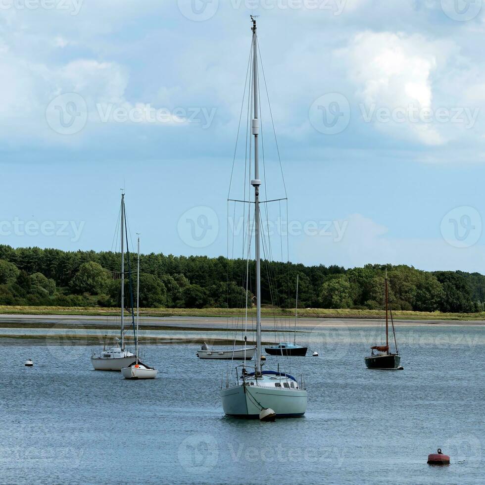 jachten afgemeerd Aan een kalmte rivier- foto