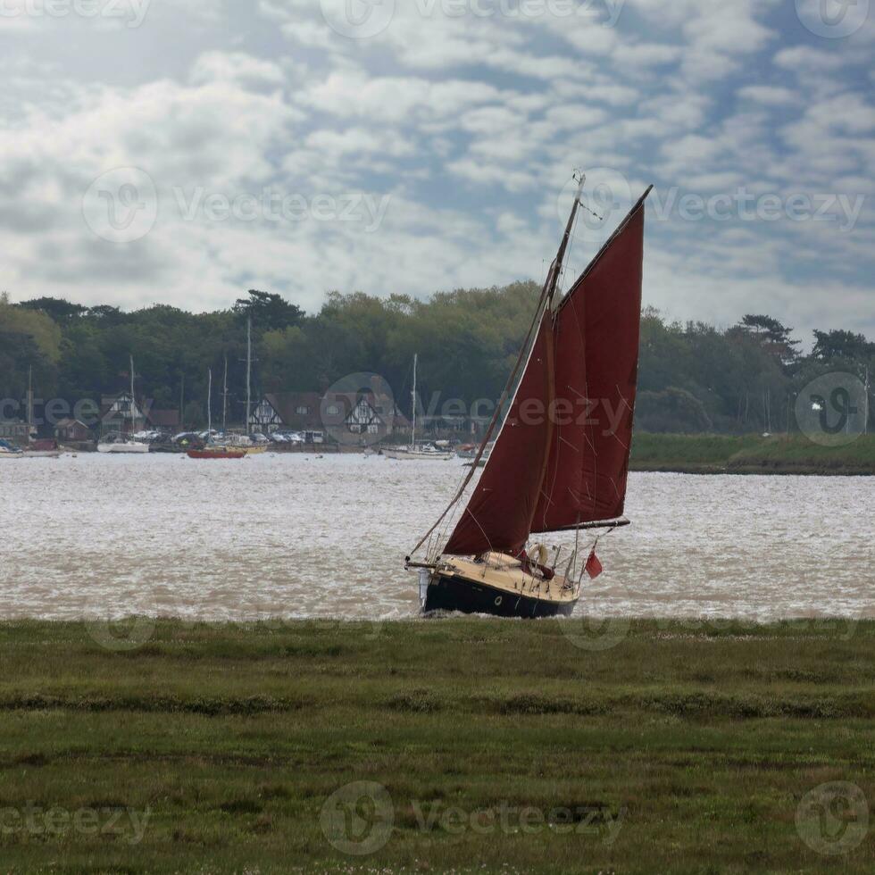 het zeilen Aan de deben rivier- in suffolk foto