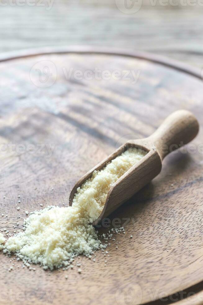 Parmezaanse kaas kaas Aan de houten bord foto