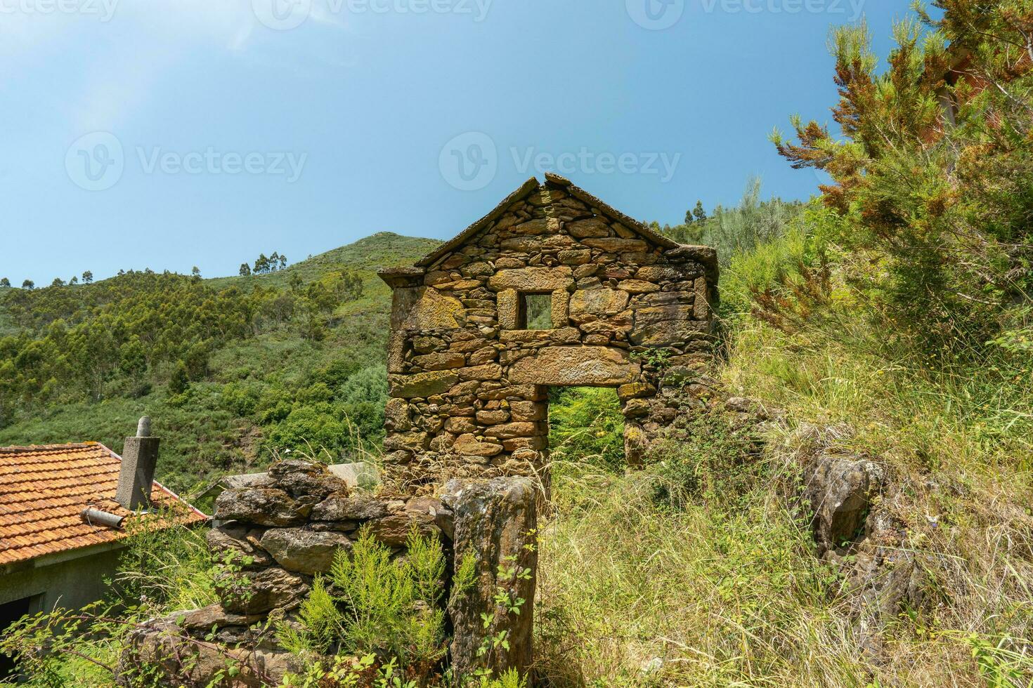 ruïnes van een oud huis in de groen vallei van albergaria da serra, Portugal. foto