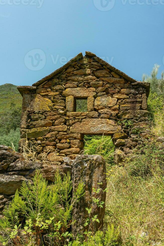 ruïnes van een oud huis in de groen vallei van albergaria da serra, Portugal. foto