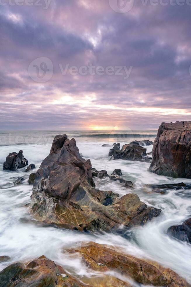 zonsondergang Bij de rotsachtig strand Bij vila nova de Gaia, Portugal. foto