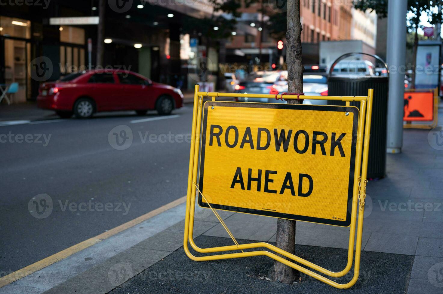 wegwerkzaamheden verder teken gelegen Aan straat kant in de stad, het rijden voorzichtig aandacht voor weg rit veiligheid foto