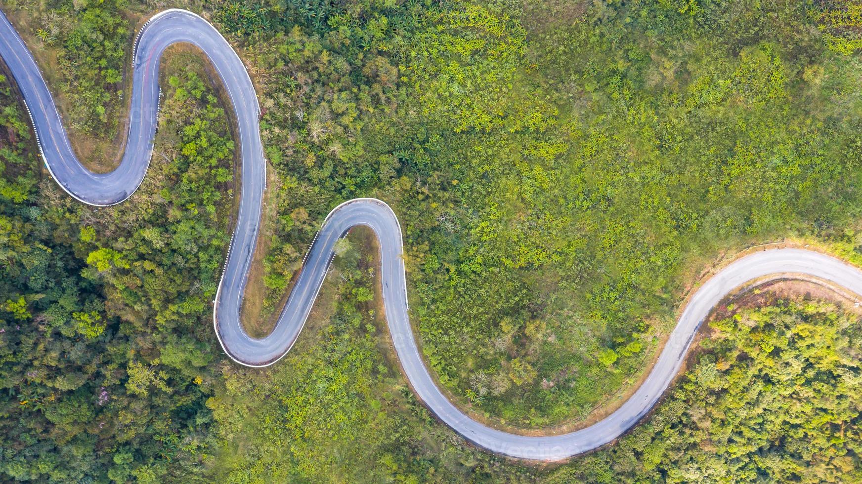 bovenaanzicht vanuit de lucht van een weg in het bos foto