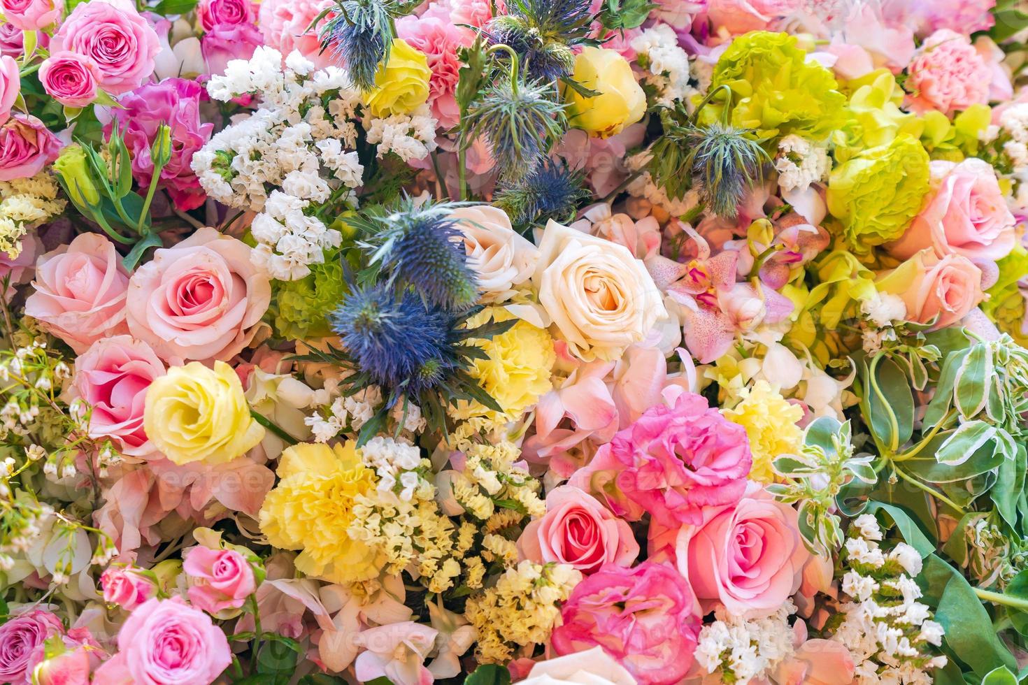 gemengde multi gekleurde rozen in bloemendecor, kleurrijke bruiloft bloemen achtergrond foto