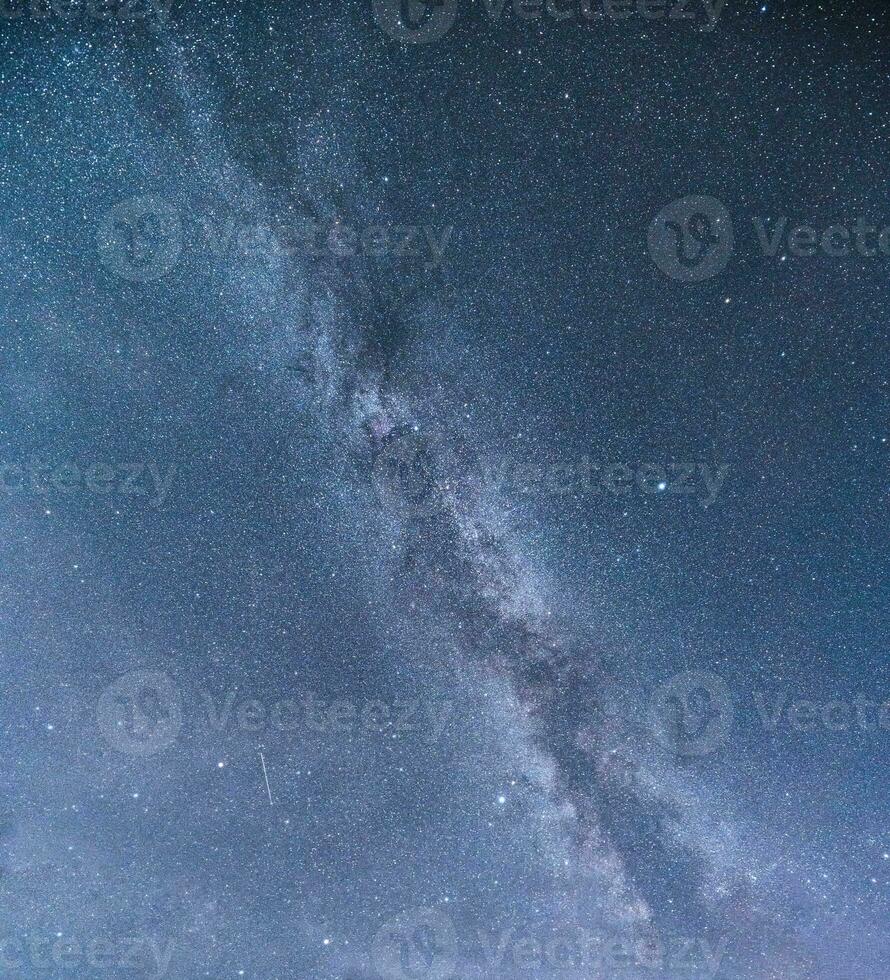melkachtig manier heelal met sterrenhemel en het schieten ster in nacht lucht foto