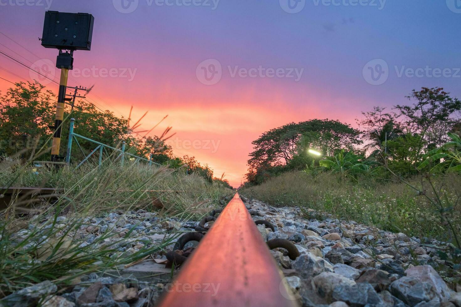 staal spoorweg en wegwijzer Bij schemering lucht foto