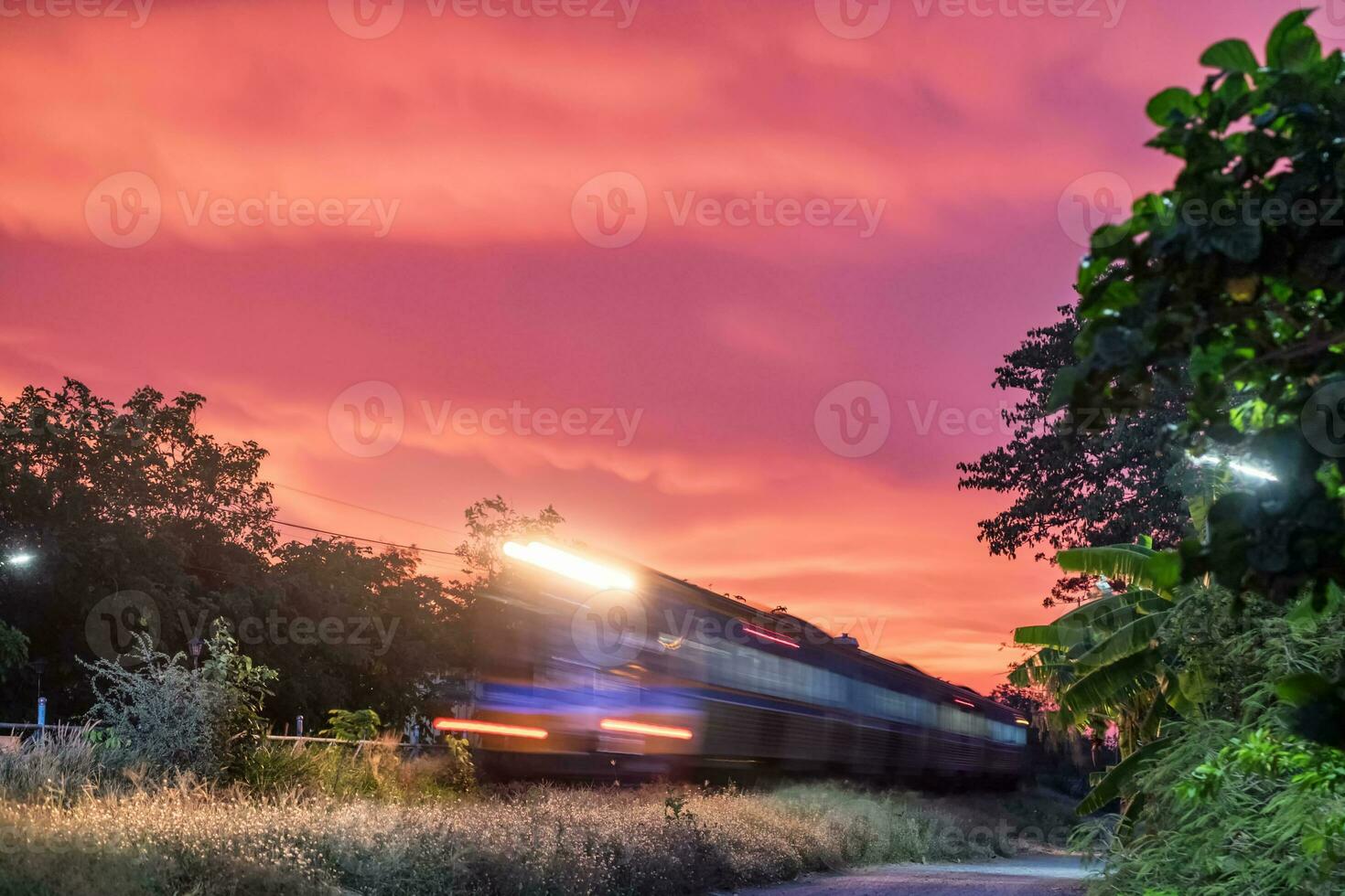 voorkant trein schijnend beweging en kleurrijk foto