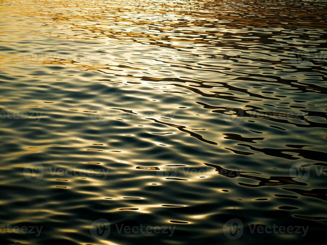 mooi zee met warm zonlicht reflecties gedurende de zonsondergang. foto