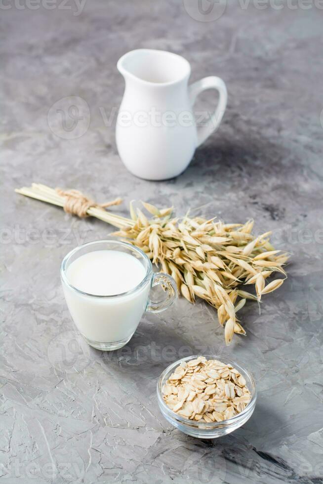 haver melk in een beker, havermout en oren van maïs Aan de tafel. alternatief naar koe melk. gezond aan het eten. verticaal visie foto