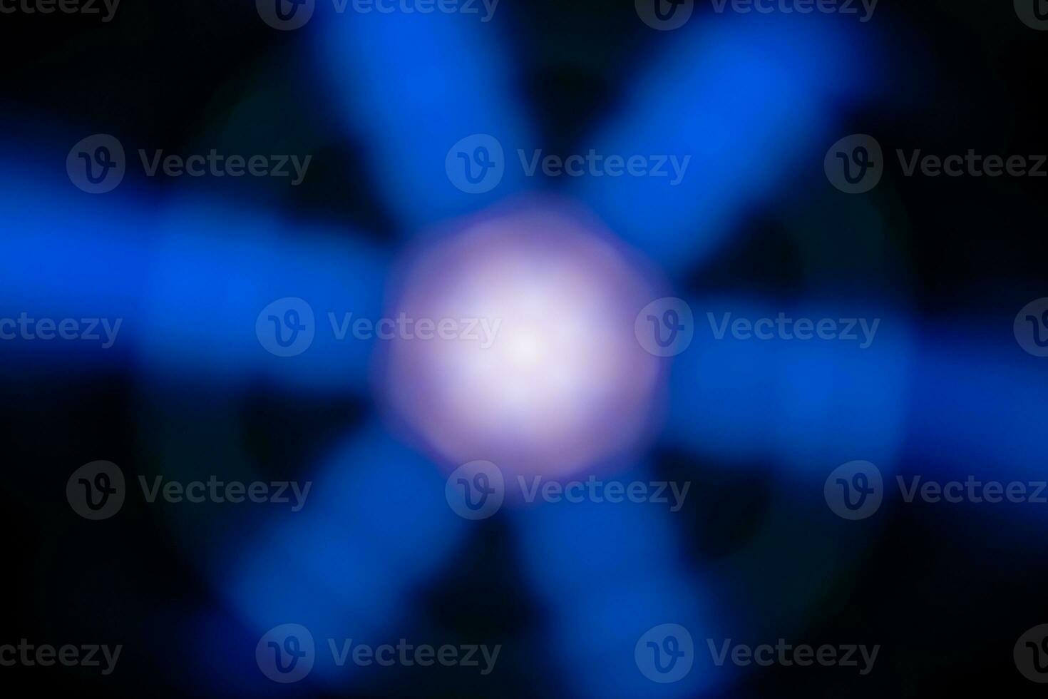 kleurrijk bokeh achtergronden komen in een verscheidenheid van kleuren, inclusief rood, blauw, wit net zo de hoofd kleur net zo de hoofd kleur voor multidimensionaliteit, en de achtergrond ook zwart. foto