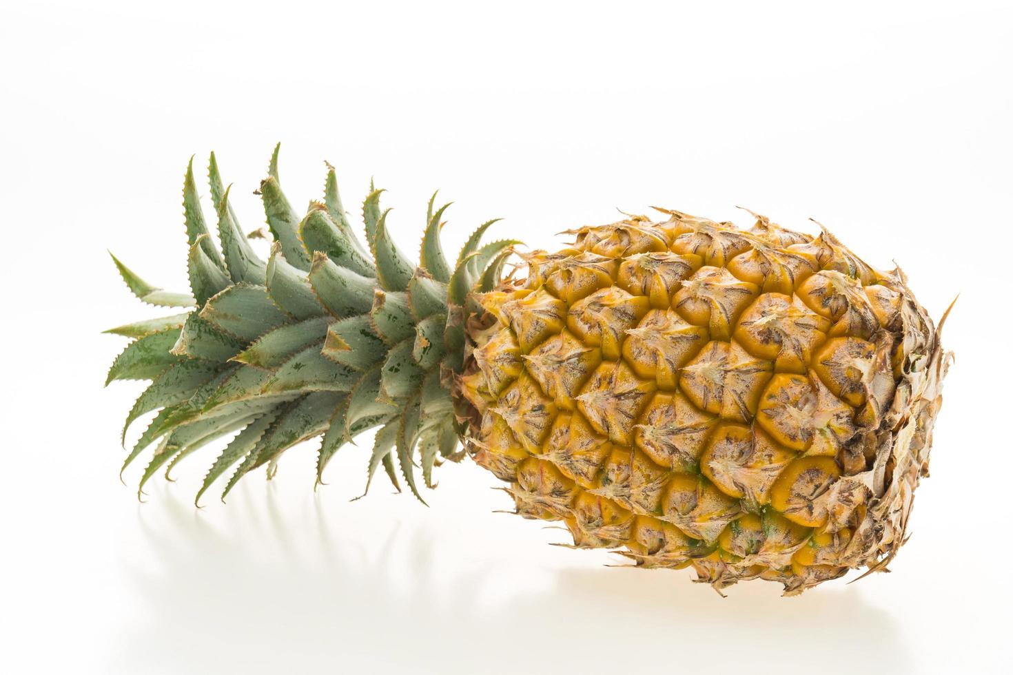 ananas fruit op wit foto