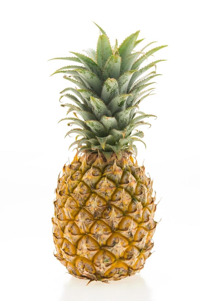 ananas fruit op wit foto