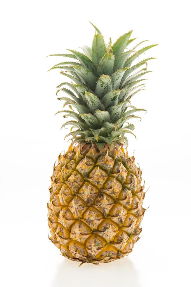 ananas fruit op wit foto