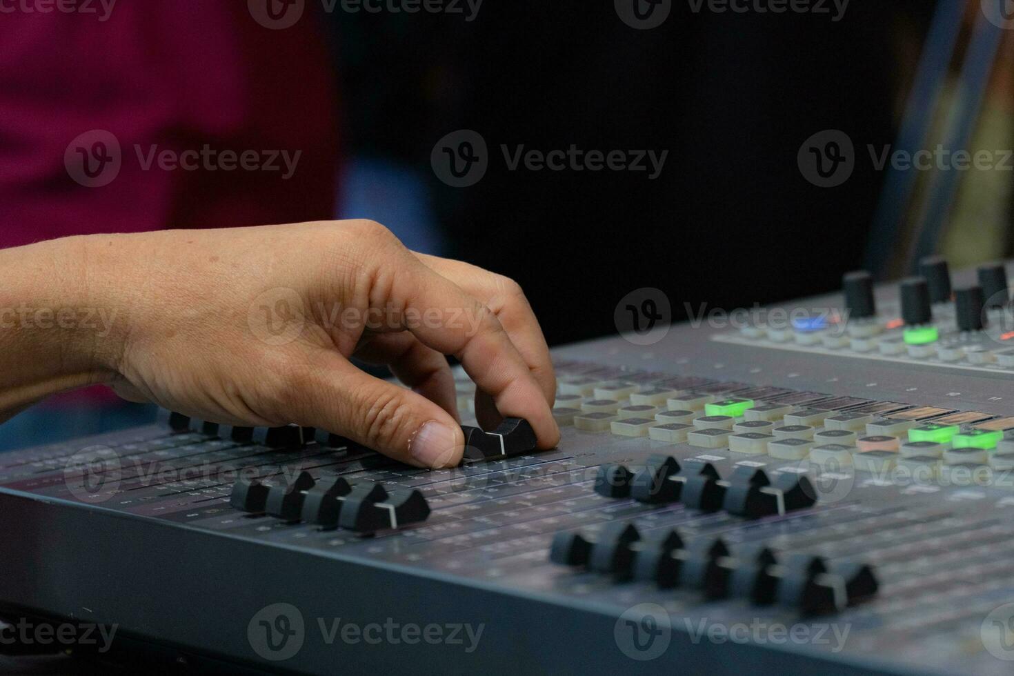 ouderen man's hand- wie is controlerend de menger geluid systeem controleren Bij de concert, fase, artiesten met vertrouwen foto