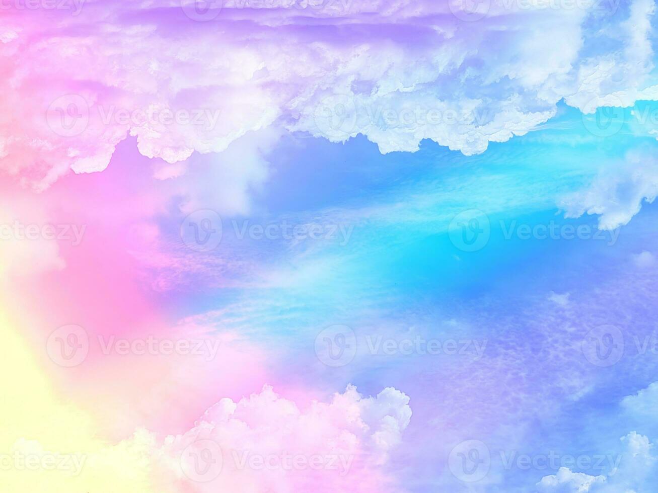 schoonheid zoete pastel paars geel kleurrijk met pluizige wolken aan de hemel. regenboog afbeelding in meerdere kleuren. abstracte fantasie groeiend licht foto