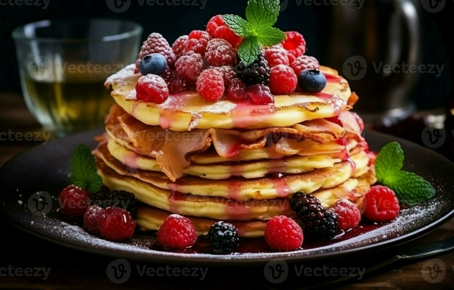 stack van vers pluizig pannekoeken versierd Aan top met Woud bessen roterend Aan een bord en gieten honing siroop. verrukkelijk, gezond. vers bakkerij concept. foto