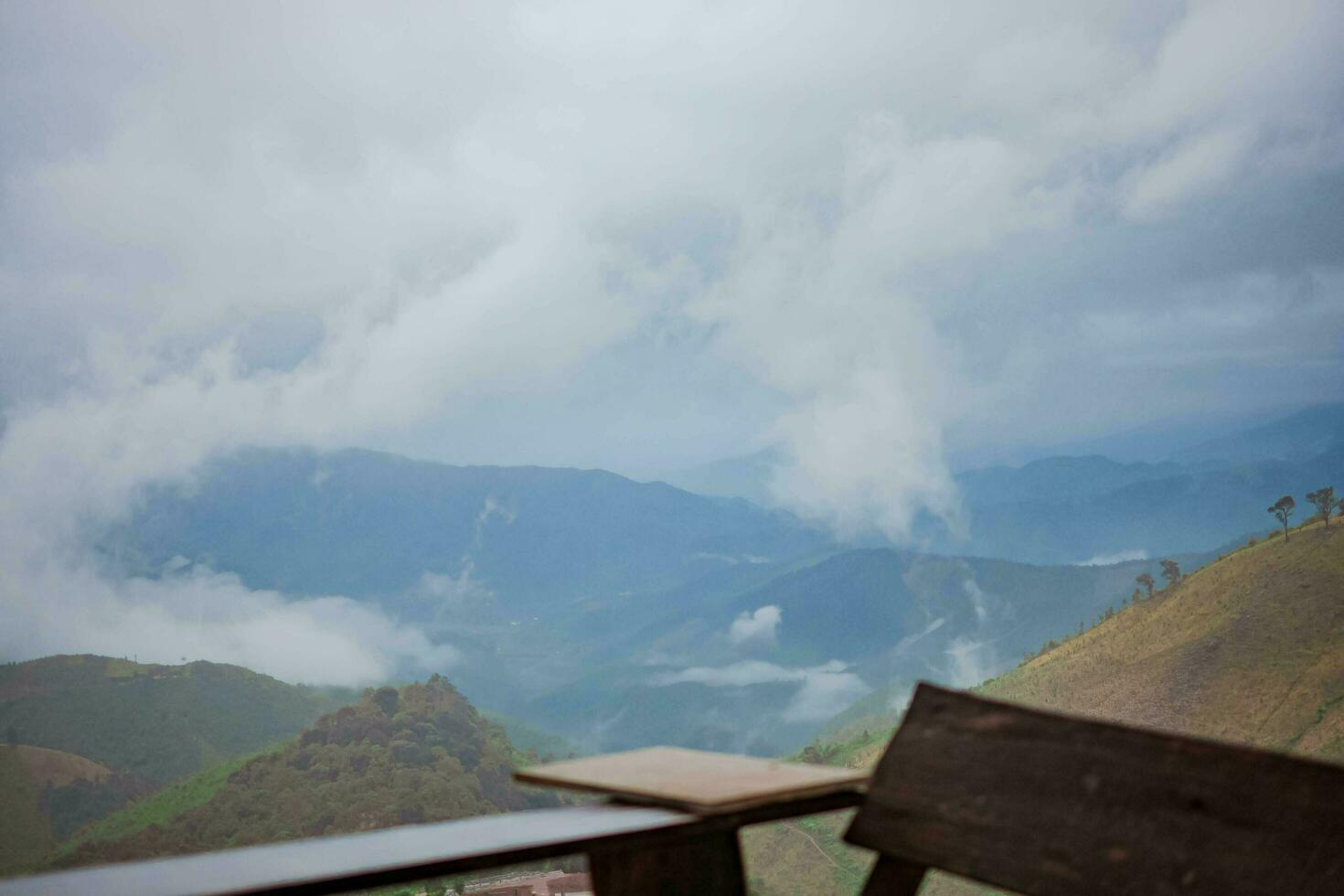 de verbijsterend visie van een toeristen standpunt net zo ze Gaan naar beneden een heuvel Aan een mistig spoor in oma, Thailand. foto