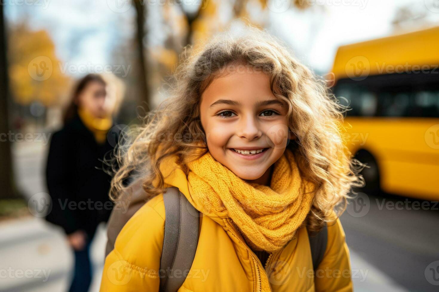 elementair leerling meisje glimlachen en klaar naar bord school- bus foto