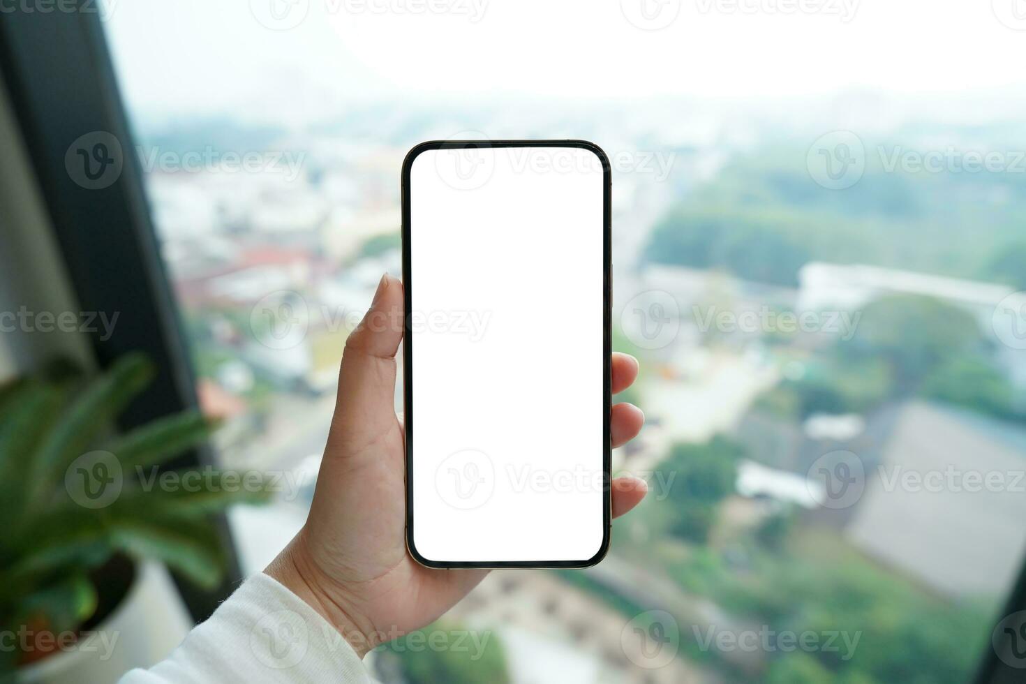 vrouwen handen Holding cel telefoon blanco kopiëren ruimte scherm. smartphone met blanco wit scherm geïsoleerd. slim telefoon met technologie concept foto