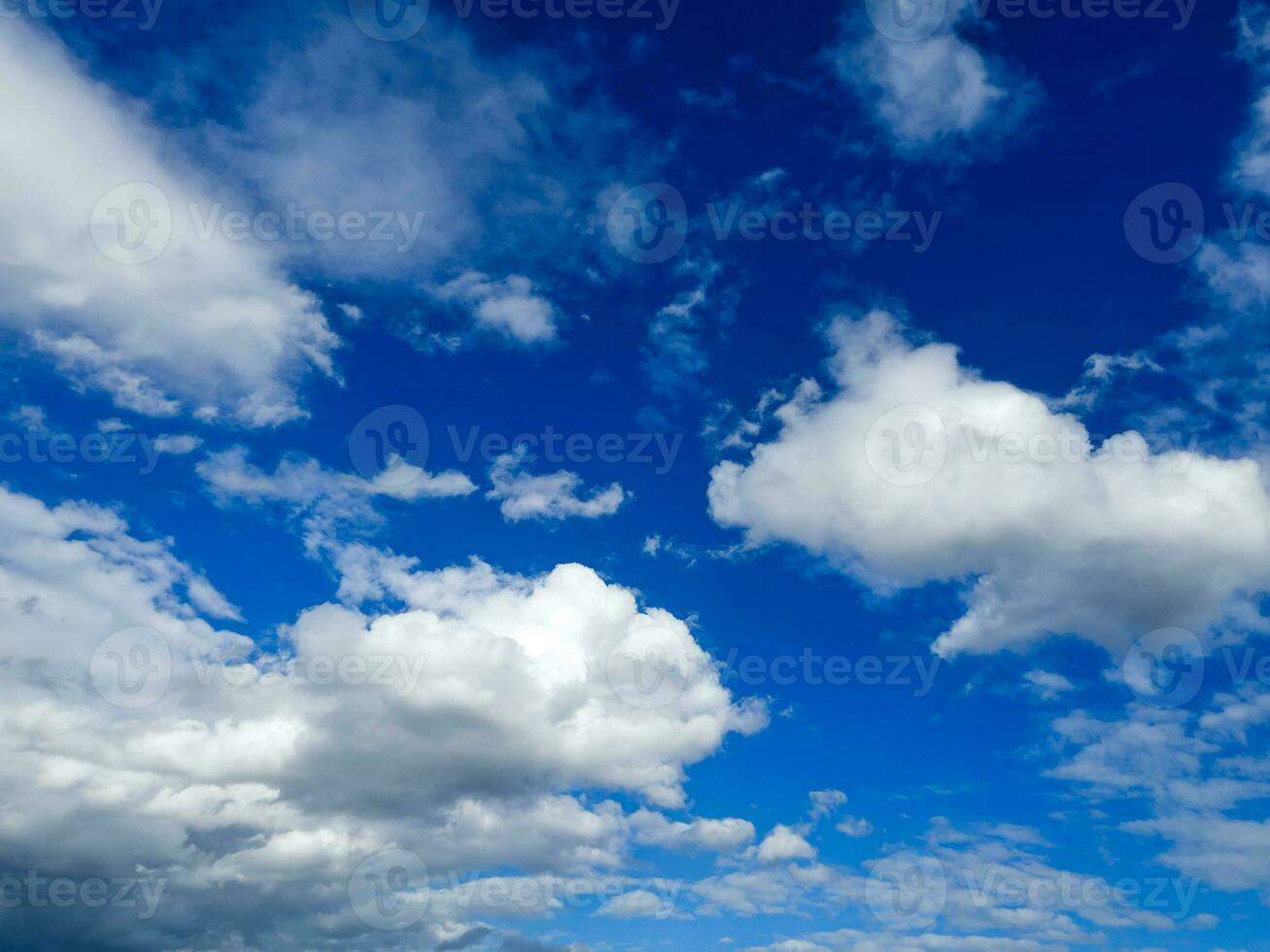 blauw lucht en mooi zacht wit wolken mooi zo weer voor achtergrond foto