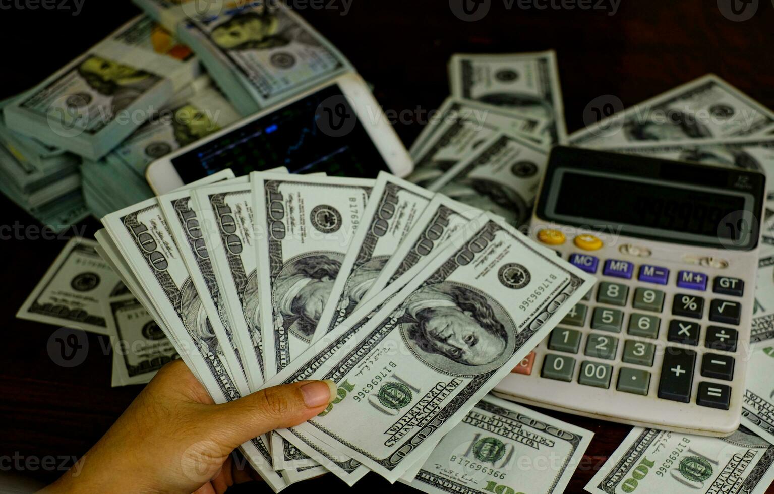 hand met geld bankbiljet foto