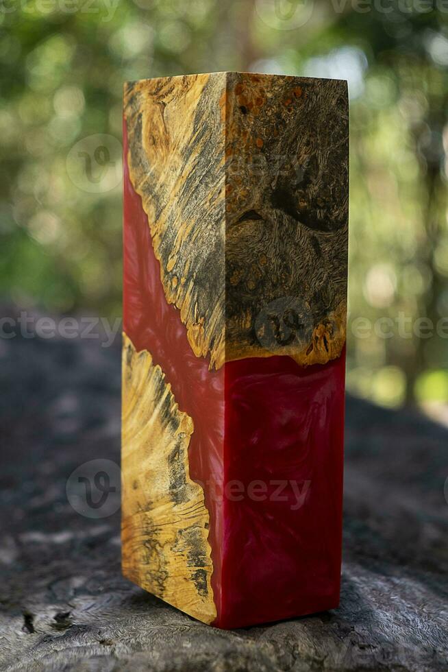 gieten epoxyhars esdoorn wortelhout op tafel foto