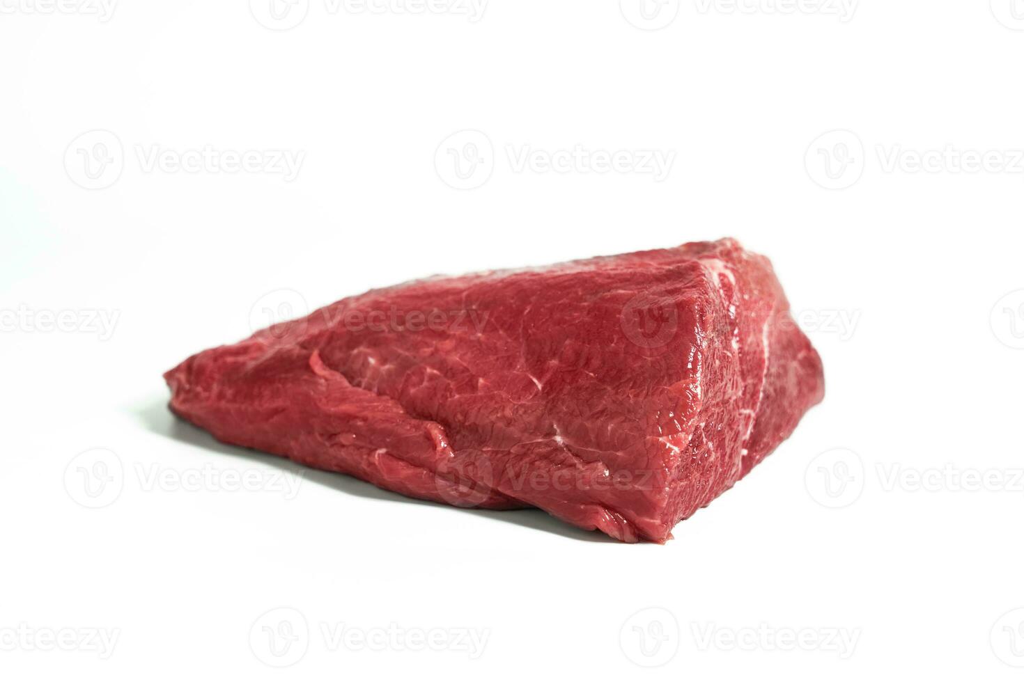 versheid rauw rundvlees in stukken met wit achtergrond. foto