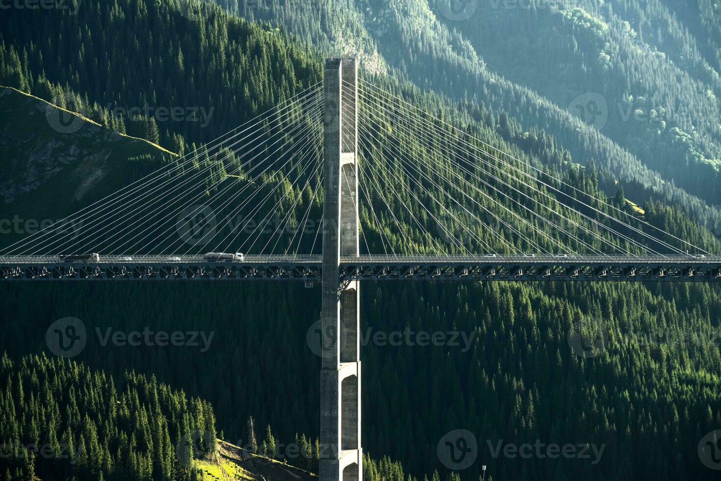 de brug tussen de bergen. guozigou brug in xinjiang, China. foto