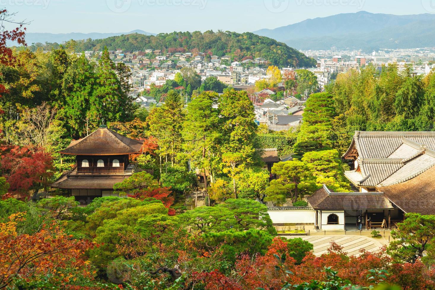 jishijo aka tempel van het zilveren paviljoen in kyoto, japan foto