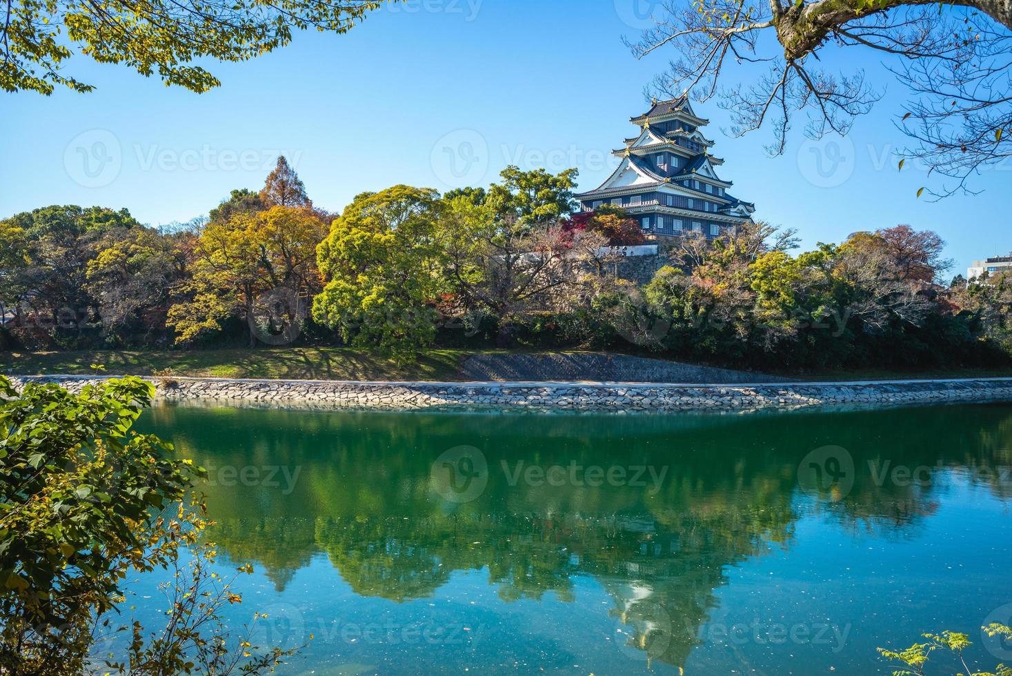 Okayama Castle, ook bekend als ujo, aan de rivier Asahi in Okayama in Japan foto