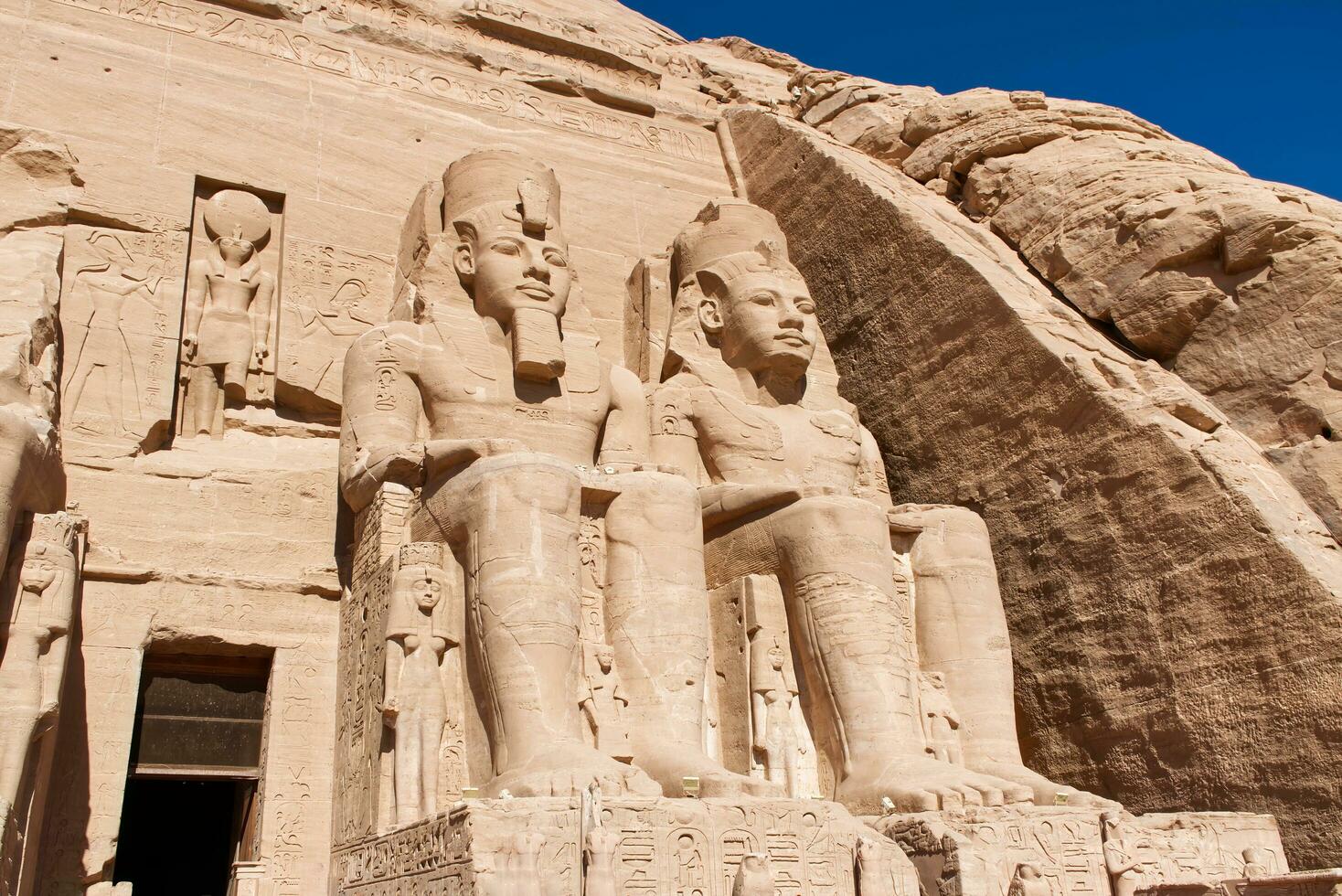 hoofd standbeelden van Farao ramses ii Bij abu simbel tempel. Egypte foto