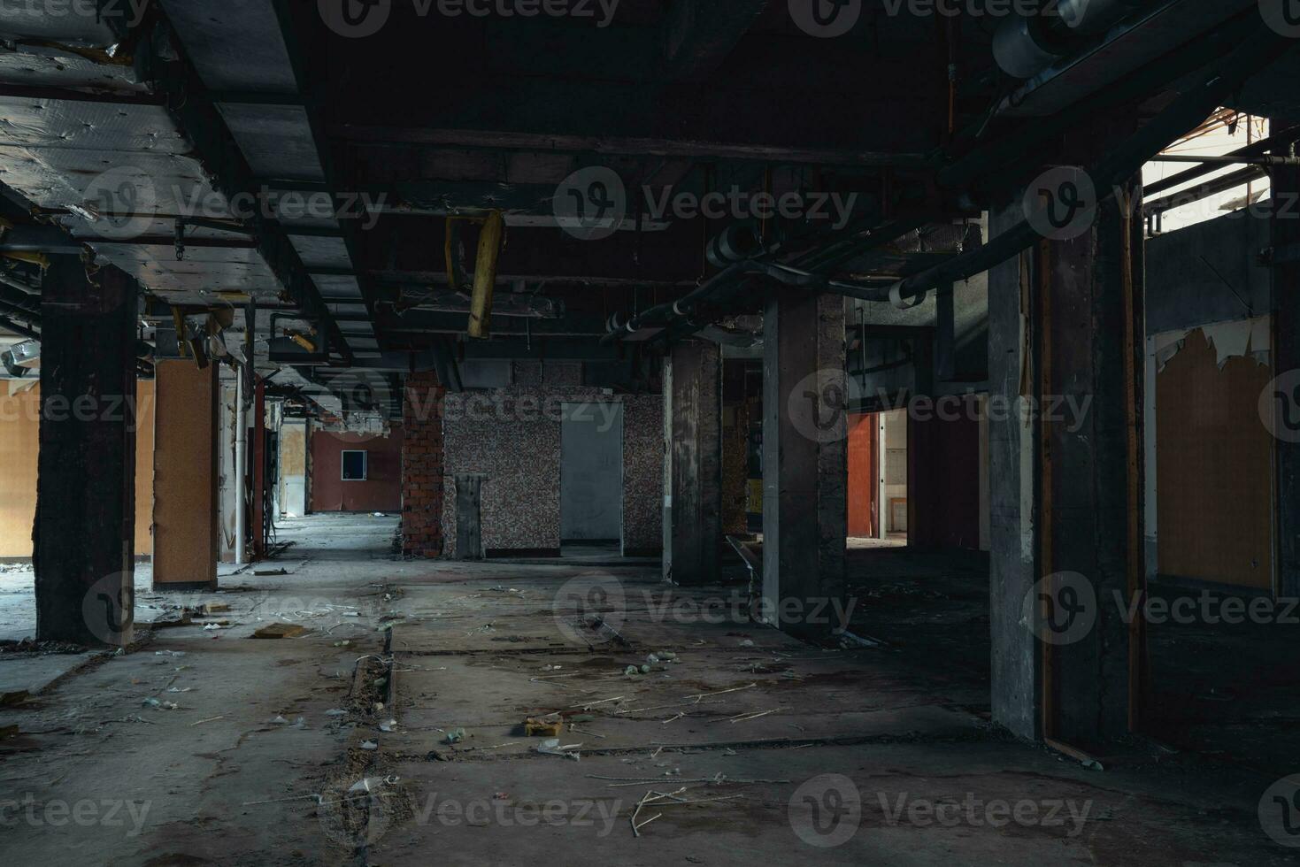 de verlaten industrieel gebouw. fantasie interieur tafereel. foto