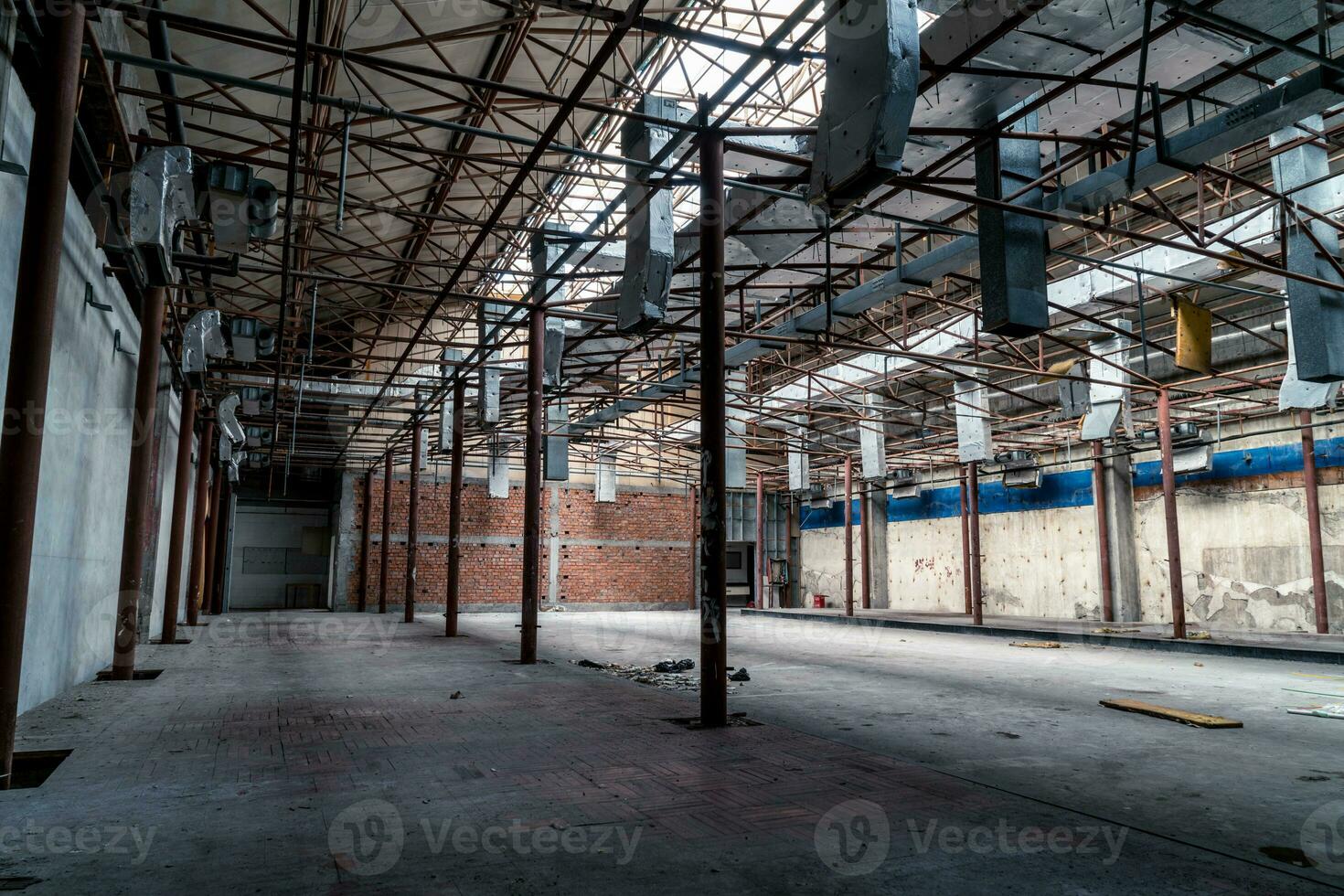 de verlaten industrieel gebouw. fantasie interieur tafereel. foto