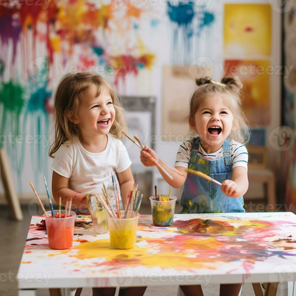 schattig kinderen lachend samen en hebben pret met verven. geschilderd in huid handen. kind portret. creatief concept. dichtbij omhoog foto