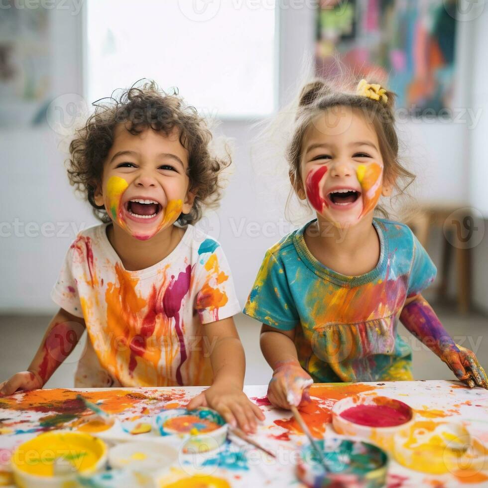 schattig kinderen lachend samen en hebben pret met verven. geschilderd in huid handen. kind portret. creatief concept. dichtbij omhoog foto