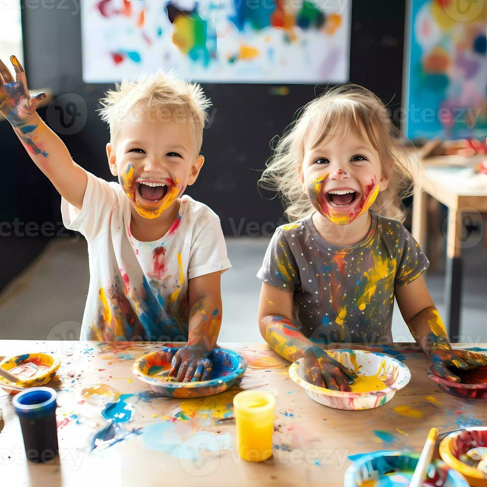 schattig kinderen lachend samen en hebben pret met verven. geschilderd in huid handen. kind portret. creatief concept. dichtbij omhoog foto